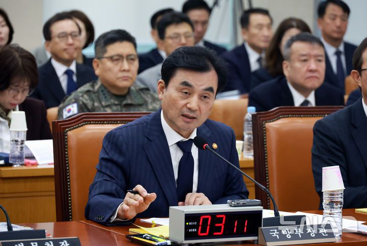 [서울=뉴시스] 고승민 기자 = 안규백 국방부 장관이 5일 서울 여의도 국회에서 2026년도 예산안, 기금운용계획안 등을 안건으로 열린 국방위원회 전체회의에서 의원 질의에 답하고 있다. 2025.11.05. kkssmm99@newsis.com