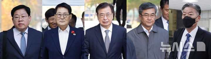 [서울=뉴시스] 김진아·황준선 기자 = '서해 공무원 피격 사건' 은폐 시도 및 '월북몰이' 혐의로 재판에 넘겨진 노은채(왼쪽부터) 전 국정원 비서실장, 박지원 전 국정원장, 서훈 전 국가안보실장, 서욱 전 국방부 장관, 김홍일 전 해양경찰청장이 5일 서울 서초구 서울중앙지방법원에서 열린 1심 결심공판에 출석하고 있다. 2025.11.05. hwang@newsis.com