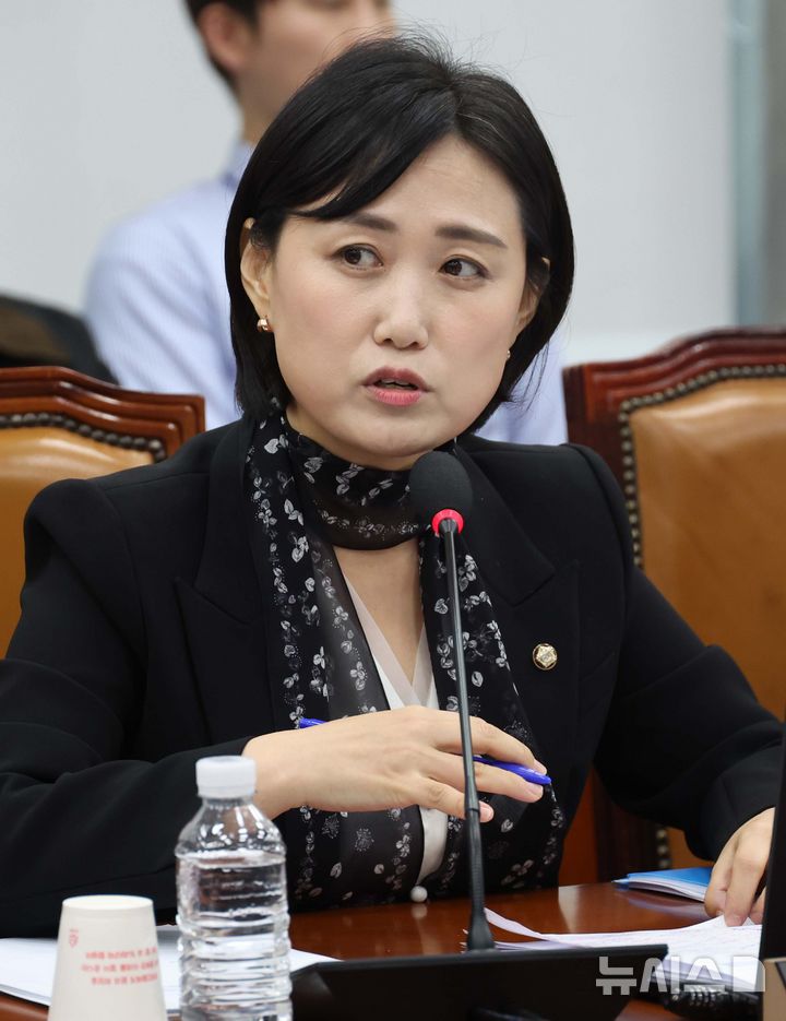 [서울=뉴시스] 조성봉 기자 = 백승아 더불어민주당 의원이 5일 오후 서울 여의도 국회에서 열린 국회운영위원회 국정감사에서 질의를 하고 있다. 2025.11.05. suncho21@newsis.com