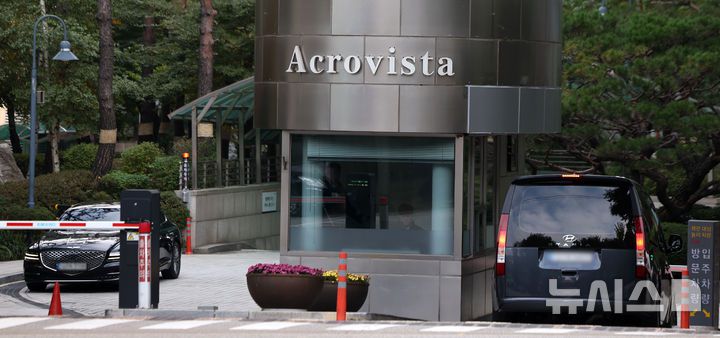[서울=뉴시스] 김선웅 기자 = 전 영부인 김건희 씨에 대한 의혹을 수사하는 특별검사팀(특별검사 민중기)이 6일 대통령 관저 이전 의혹과 관련해 윤석열 전 대통령 부부의 주거지인 아크로비스타와 코바나컨텐츠 사무실, 21그램 사무실 등 관련 사무실과 주거지 7곳에 대한 압수수색을 진행하고 있다. 사진은 6일 서울 서초구 소재 윤 전 대통령 부부 주거지 아크로비스타의 모습. 2025.11.06. mangusta@newsis.com