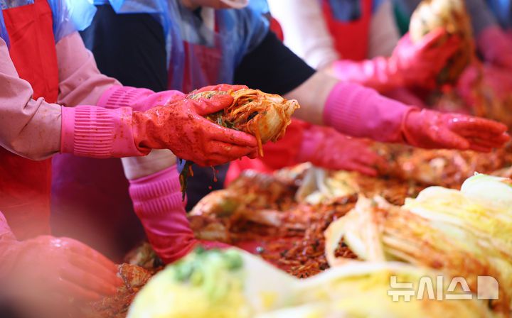 [서울=뉴시스] 박주성 기자 = 마천2동 한마음체험농장 운영위원회와 직능단체연합회가 6일 오전 서울 송파구 마천2동주민센터 하부 주차장에서 '사랑의 김장나누기 행사'를 진행하고 있다. 이번 행사는 운영위와 연합회가 회원들의 자원봉사로 한마음체험농장을 직접 운영해 얻은 수익금으로 김장 재료를 마련하고 연합회와 함께 김치를 담가 관내 복지시설과 저소득 가정에 전달한다. 2025.11.06. park7691@newsis.com
