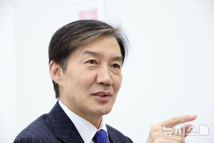 [서울=뉴시스] 김금보 기자 = 조국 조국혁신당 당대표 후보가 지난 6일 오후 서울 여의도 국회에서 뉴시스와 인터뷰를 하고 있다. 2025.11.09. kgb@newsis.com