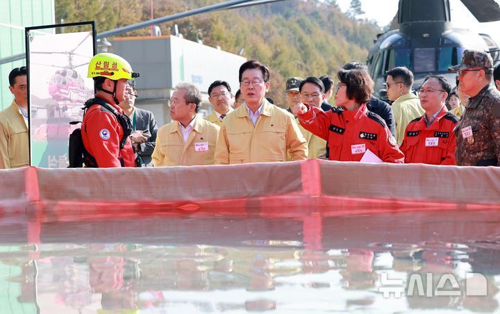 [원주=뉴시스] 고범준 기자 = 이재명 대통령이 6일 강원도 원주시 산림항공본부에서 열린 산불진화 관·군 합동훈련 점검에서 산불진화장비를 시찰하고 있다. 2025.11.06. bjko@newsis.com