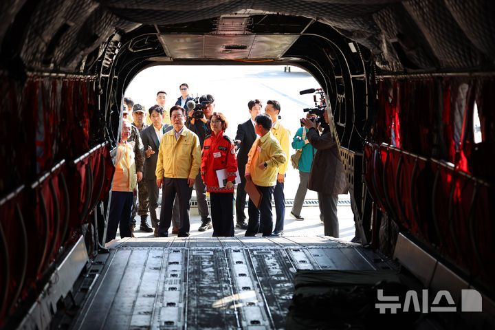 [원주=뉴시스] 고범준 기자 = 이재명 대통령이 6일 강원도 원주시 산림항공본부에서 열린 산불진화 관·군 합동훈련 점검에서 CH-47 시누크를 살펴보고 있다. 2025.11.06. bjko@newsis.com