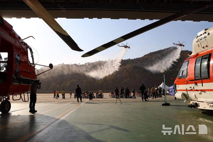 [원주=뉴시스] 고범준 기자 = 이재명 대통령이 6일 강원도 원주시 산림항공본부에서 열린 산불진화 관·군 합동훈련을 참관하고 있다. 2025.11.06. bjko@newsis.com