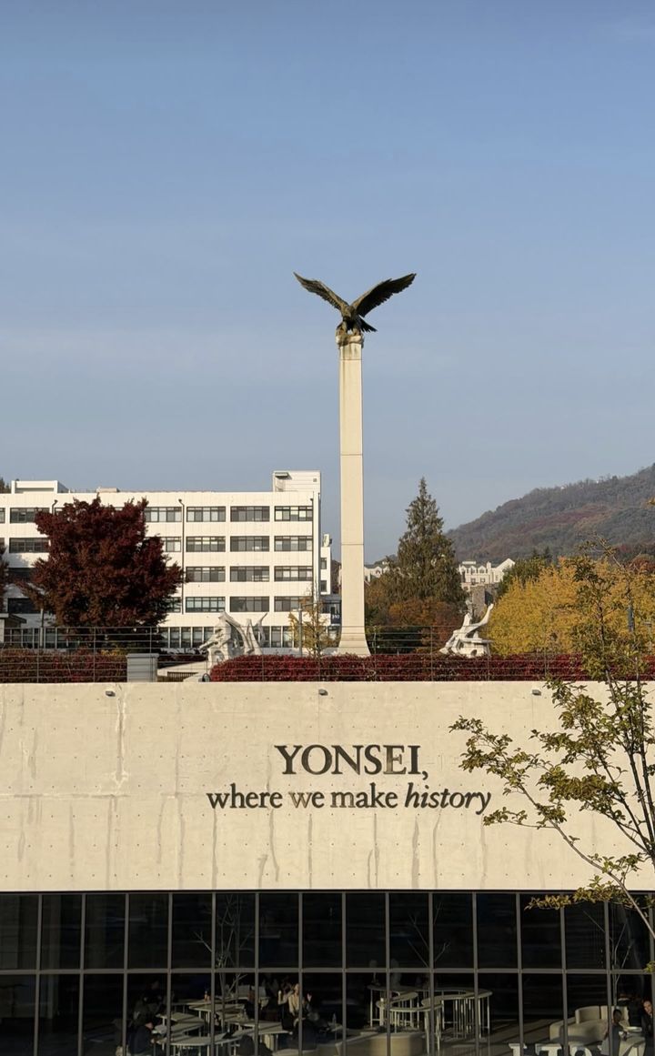 [서울=뉴시스] 손연재가 아들과 연세대에 간 근황을 공개했다. (사진=손연재 인스타그램 캡처) 2025.11.07. photo@newsis.com *재판매 및 DB 금지