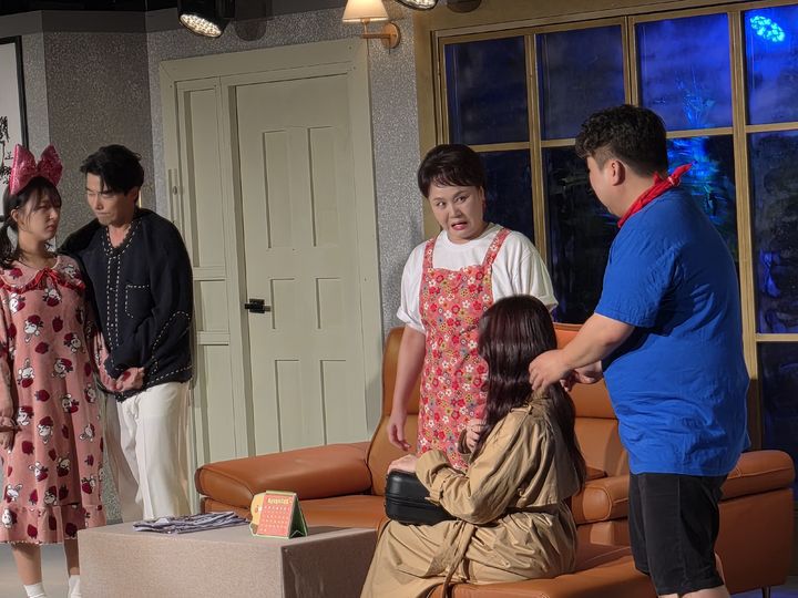 7일 서울 대학로 스타릿홀에서 연극 '스페셜 보잉보잉' 프레스콜이 열렸다. 옥희 역으로 출연하는 이경실이 장면을 시연하고 있다. (사진=극단 두레 제공) *재판매 및 DB 금지