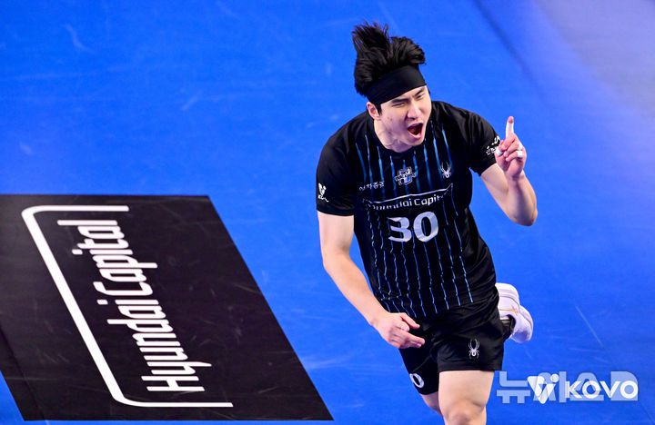 [서울=뉴시스] 남자배구 현대캐피탈 신호진이 7일 천안유관순체육관에서 열린 진에어 2025~2026 V-리그 남자부 우리카드와의 경기에서 득점에 성공한 뒤 환호하고 있다. (사진=KOVO 제공) 2025.11.07