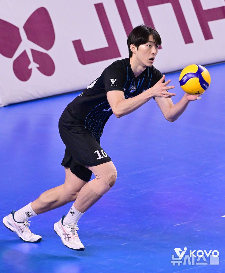 [서울=뉴시스] 남자배구 현대캐피탈 김진영이 7일 천안유관순체육관에서 열린 진에어 2025~2026 V-리그 남자부 우리카드와의 경기에서 서브를 준비하고 있다. (사진=KOVO 제공) 2025.11.07