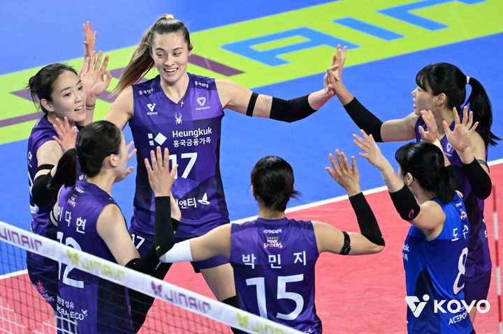 [서울=뉴시스] 여자배구 흥국생명 선수단이 7일 화성종합실내체육관에서 열린 진에어 2025~2026 V-리그 여자부 IBK기업은행과의 경기에서 득점에 성공한 뒤 기뻐하고 있다. (사진=KOVO 제공) 2025.11.07 *재판매 및 DB 금지