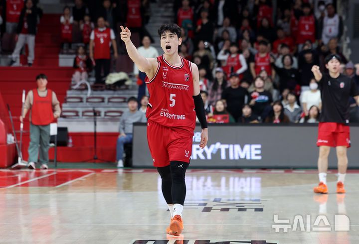 [안양=뉴시스] 김선웅 기자 = 7일 경기 안양시 정관장 아레나에서 열린 2025-2026 프로농구 안양 정관장 vs 서울 SK의 경기, 정관장 변준형이 판정에 항의하고 있다. 2025.11.07. mangusta@newsis.com