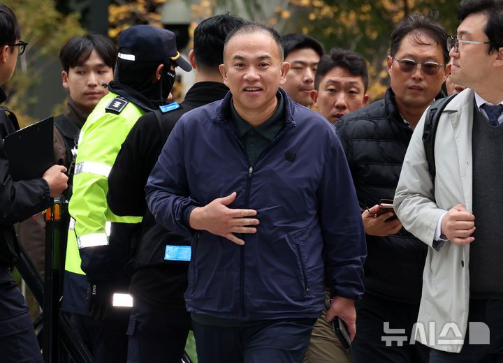 [서울=뉴시스] 이영환 기자 = 명태균 씨가 8일 오전 서울 종로구 KT광화문 웨스트빌딩에 마련된 김건희 여사 관련 의혹을 수사하는 민중기 특별검사 사무실에서 진행되는 소환조사에 출석하고 있다. 2025.11.08. 20hwan@newsis.com