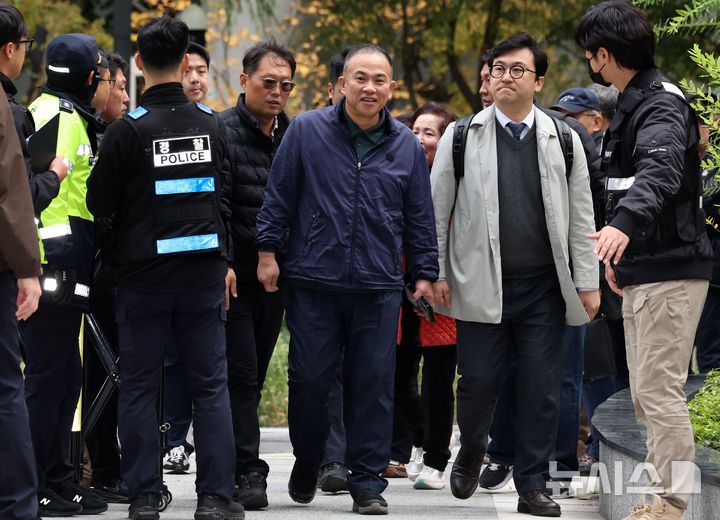 [서울=뉴시스] 이영환 기자 = 명태균 씨가 8일 오전 서울 종로구 KT광화문 웨스트빌딩에 마련된 김건희 여사 관련 의혹을 수사하는 민중기 특별검사 사무실에서 진행되는 소환조사에 출석하고 있다. 2025.11.08. 20hwan@newsis.com