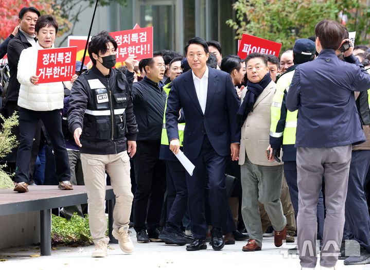 [서울=뉴시스] 이영환 기자 = 오세훈 서울시장이 8일 오전 서울 종로구 KT광화문 웨스트빌딩에 마련된 김건희 여사 관련 의혹을 수사하는 민중기 특별검사 사무실에서 진행되는 소환조사에 출석하고 있다. 2025.11.08. 20hwan@newsis.com