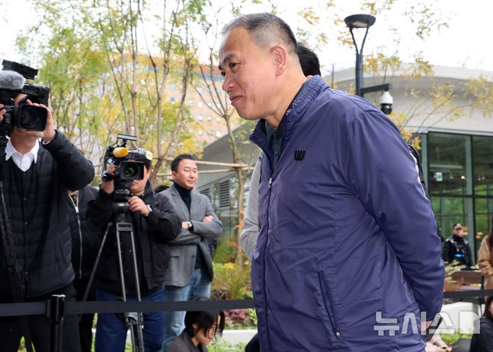 [서울=뉴시스] 이영환 기자 = 명태균 씨가 8일 오전 서울 종로구 KT광화문 웨스트빌딩에 마련된 김건희 여사 관련 의혹을 수사하는 민중기 특별검사 사무실에서 진행되는 소환조사에 출석하고 있다. 2025.11.08. 20hwan@newsis.com