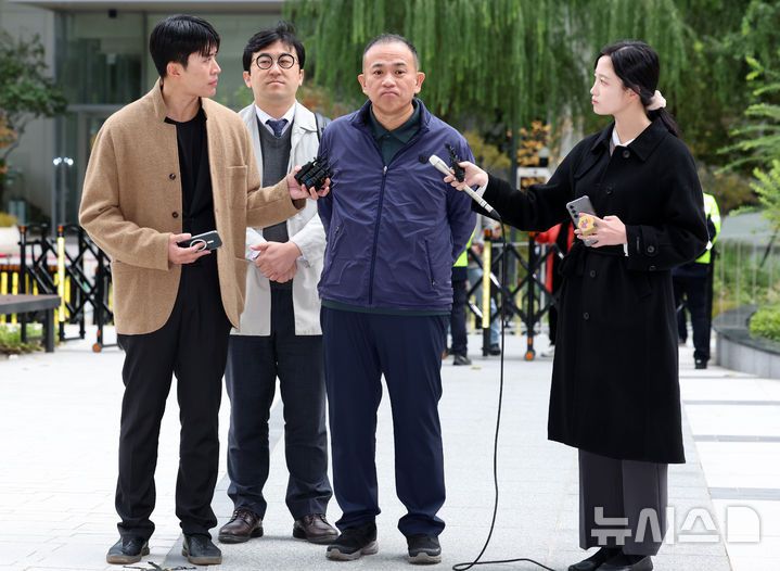 [서울=뉴시스] 이영환 기자 = 명태균 씨가 8일 오전 서울 종로구 KT광화문 웨스트빌딩에 마련된 김건희 여사 관련 의혹을 수사하는 민중기 특별검사 사무실에서 진행되는 소환조사에 출석하며 취재진의 질문을 듣고 있다. 2025.11.08. 20hwan@newsis.com