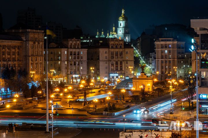 [AP/뉴시스] 8일 우크라 수도 키이우의 독립광장 부근 야경
