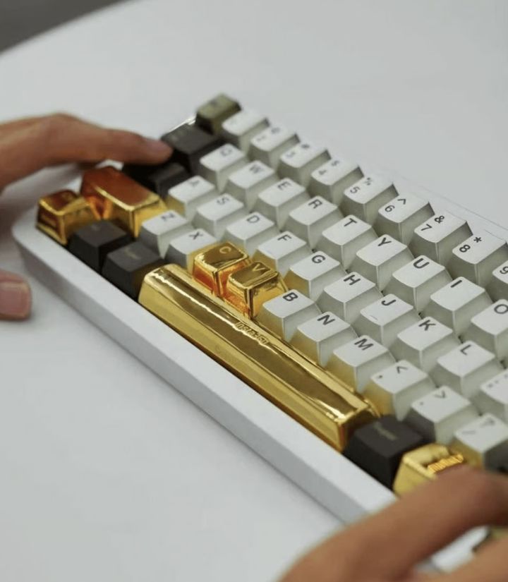 [서울=뉴시스] 중국 IT 기업 인스타360(Insta360)이 '중국 프로그래머의 날'을 맞아 우수 직원들에게 순금 키보드 키캡(자판 덮개)을 선물로 지급했다. (사진 = SCMP 캡처) 2025.11.09. *재판매 및 DB 금지