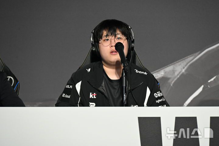 [청두(중국)=뉴시스] 윤정민 기자 = 리그 오브 레전드(LoL) 프로게이머 '피터' 정윤수(KT 롤스터)가 9일 오후 중국 청두 동안호 스포츠파크 다목적체육관에서 열린 '2025 LoL 월즈' 결승 후 미디어데이에서 기자 질문에 답하고 있다. 2025.11.09. alpaca@newsis.com