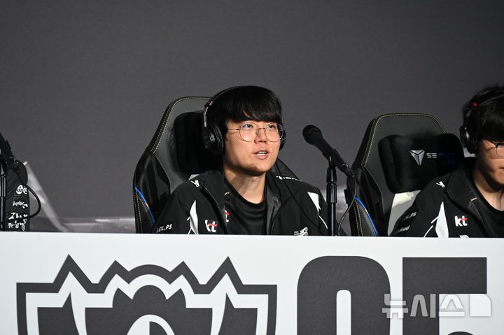 [청두(중국)=뉴시스] 윤정민 기자 = 리그 오브 레전드(LoL) 프로게이머 '커즈' 문우찬(KT 롤스터)이 9일 오후 중국 청두 동안호 스포츠파크 다목적체육관에서 열린 '2025 LoL 월즈' 결승 후 미디어데이에서 기자 질문에 답하고 있다. 2025.11.09. alpaca@newsis.com