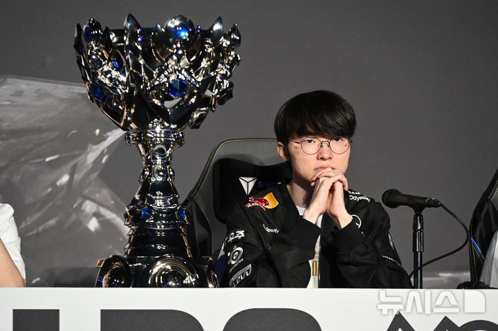 [청두(중국)=뉴시스] 윤정민 기자 = 리그 오브 레전드(LoL) 프로게이머 '페이커' 이상혁(T1)이 9일 오후 중국 청두 동안호 스포츠파크 다목적체육관에서 열린 '2025 LoL 월즈' 결승 후 미디어데이에서 기자 질문에 답하고 있다. 2025.11.09. alpaca@newsis.com
