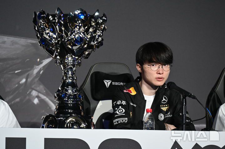 [청두(중국)=뉴시스] 윤정민 기자 = 리그 오브 레전드(LoL) 프로게이머 '페이커' 이상혁(T1)이 9일 오후 중국 청두 동안호 스포츠파크 다목적체육관에서 열린 '2025 LoL 월즈' 결승 후 미디어데이에서 기자 질문에 답하고 있다. 2025.11.09. alpaca@newsis.com
