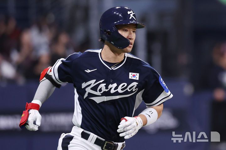 [서울=뉴시스] 조성우 기자 = 9일 오후 서울 구로구 고척스카이돔에서 열린 2025 K-베이스볼 시리즈 대한민국과 체코의 평가전 2차전 경기, 한국 9회초 공격 선두타자 박해민이 안타를 때리며 출루하고 있다. 2025.11.09. xconfind@newsis.com