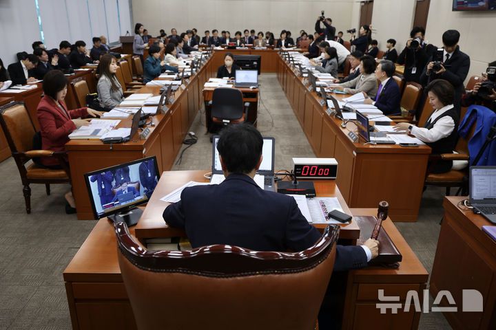 [서울=뉴시스] 김명년 기자 =지난 10일 오전 서울 여의도 국회에서 열린 보건복지위원회 전체회의에서 박주민 위원장이 의사봉을 두드리는 모습. 2025.11.10. kmn@newsis.com