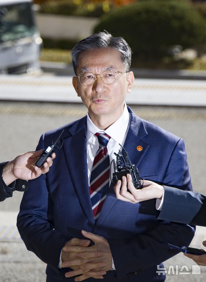 [과천=뉴시스] 김근수 기자 = 정성호 법무부 장관이 10일 오전 경기 과천시 법무부 청사로 출근길에서 검찰의 '대장동 항소 포기' 결정과 관련해 취재진 질문에 답하고 있다. 2025.11.10. ks@newsis.com