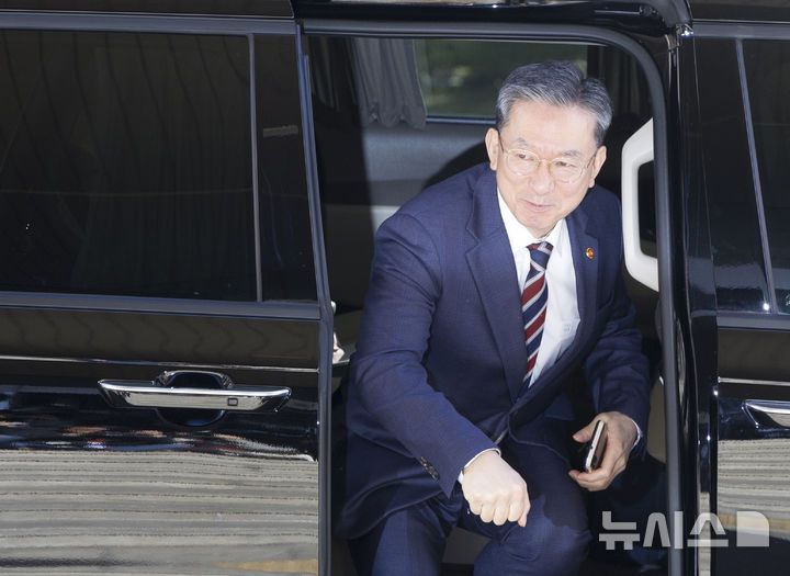 [과천=뉴시스] 김근수 기자 = 정성호 법무부 장관이 10일 오전 경기 과천시 법무부 청사로 출근길에 나서고 있다. 2025.11.10. ks@newsis.com