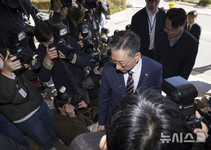 [과천=뉴시스] 김근수 기자 = 정성호 법무부 장관이 10일 오전 경기 과천시 법무부 청사로 출근길에 나서고 있다. 2025.11.10. ks@newsis.com