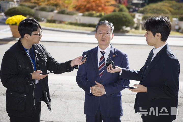 [과천=뉴시스] 김근수 기자 = 정성호 법무부 장관이 10일 오전 경기 과천시 법무부 청사로 출근길에서 검찰의 '대장동 항소 포기' 결정과 관련해 취재진 질문에 답하고 있다. 2025.11.10. ks@newsis.com