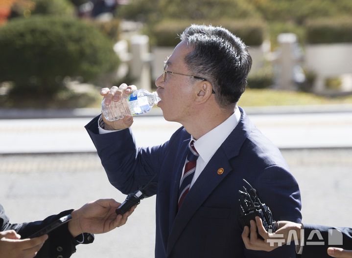 [과천=뉴시스] 김근수 기자 = 정성호 법무부 장관이 10일 오전 경기 과천시 법무부 청사로 출근길에서 검찰의 '대장동 항소 포기' 결정과 관련해 취재진 질문에 답하는 도중 물을 마시고 있다. 2025.11.10. ks@newsis.com