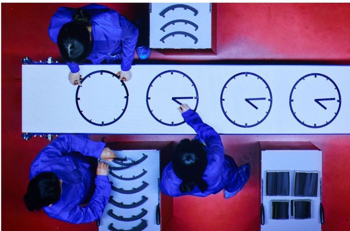 <리얼 타임 컨베이어벨트 클락>, 2025, 2채널 비디오, 가변 크기. SK Inc. 소장 *재판매 및 DB 금지