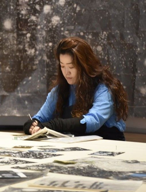 재일교포 3세인 수미 카나자와는 도쿄와 서울을 오가며 일상의 사물을 섬세한 수작업으로 재해석하는 작업을 이어오고 있다.   *재판매 및 DB 금지