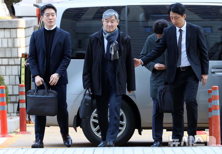 [서울=뉴시스] 조성우 기자 = 조태용 전 국가정보원장이 11일 오전 서울 서초구 서울중앙지방법원에서 열린 구속 전 피의자 심문(영장실질심사)에 출석하고 있다.조 전 원장은 국가정보원법상 정치 관여 금지 위반, 직무 유기, 위증, 증거인멸, 허위 공문서 작성 및 허위 작성 공문서 행사, 국회에서의 증언·감정 등에 관한 법률 위반 등 혐의를 받는다. 2025.11.11. xconfind@newsis.com