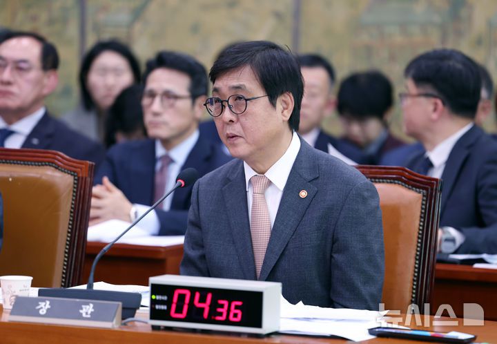 [서울=뉴시스] 김명년 기자 = 최휘영 문화체육관광부 장관이 11일 오후 서울 여의도 국회 문화체육관광위원회 전체회의에서 질의에 답변하고 있다. 2025.11.11. kmn@newsis.com