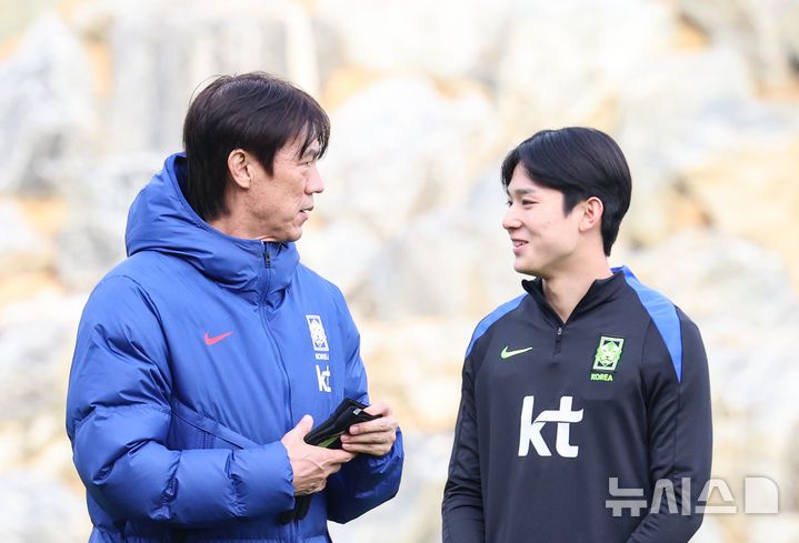 [천안=뉴시스] 이영환 기자 = 대한민국 축구 국가대표팀 홍명보 감독이 11일 오후 충남 천안시 서북구 대한민국 축구종합센터에서 열린 오픈 트레이닝 시작 전 양민혁과 이야기를 나누고 있다. 2025.11.11. 20hwan@newsis.com