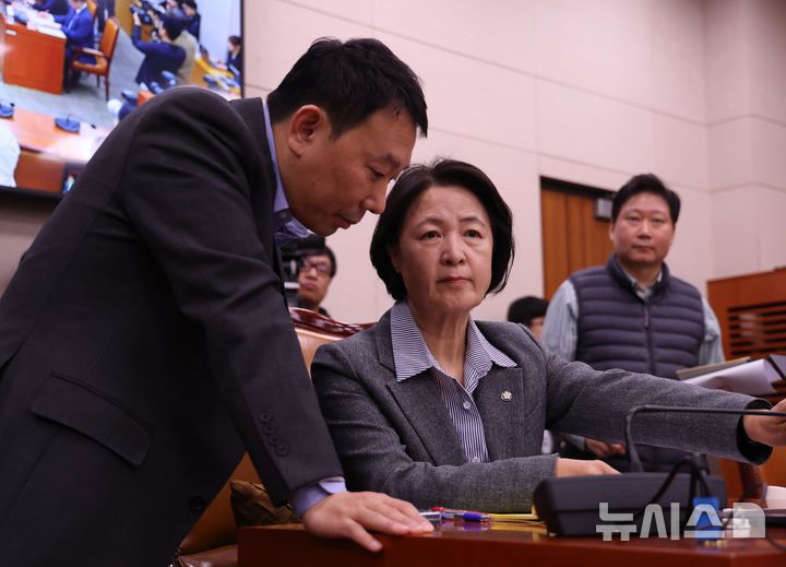 [서울=뉴시스] 김명년 기자 = 11일 서울 여의도 국회에서 열린 법제사법위원회 전체회의에서 추미애 위원장과 김용민 더불어민주당 간사가 대화하고 있다. 2025.11.11. kmn@newsis.com