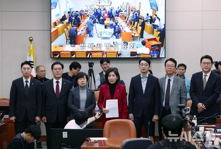 [서울=뉴시스] 김명년 기자 = 나경원 의원 등 국회 법제사법위원회 소속 국민의힘 의원들이 11일 오후 서울 여의도 국회 법제사법위원회 회의실에서 전체회의가 정회된 뒤 대장동 사건 항소심 포기 관련 입장을 밝히고 있다. 2025.11.11. kmn@newsis.com