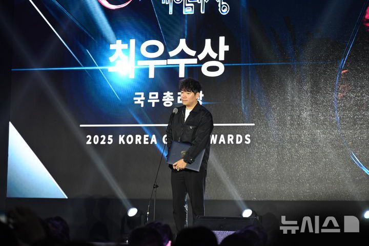 [부산=뉴시스] 윤정민 기자 = 넥슨 네오플이 개발한 '퍼스트 버서커: 카잔'이 12일 오후 부산 벡스코에서 열린 '2025 대한민국 게임대상'에서 국무총리상(최우수상)을 받았다. 윤명진 네오플 대표가 수상 소감을 전하고 있다. 2025.11.12. alpaca@newsis.com