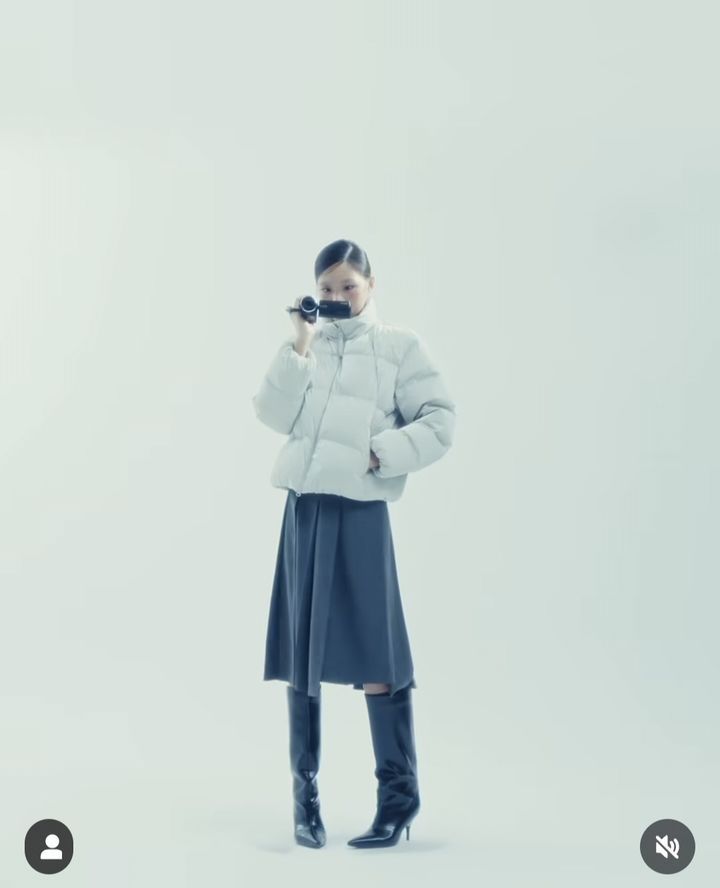 [서울=뉴시스] '보그 코리아'가 지난 7일 공식 인스타그램에 추사랑과 함께한 화보 촬영 현장을 공개했다. (사진='보그 코리아' 인스타그램 캡처) 2025.11.13. photo@newsis.com *재판매 및 DB 금지