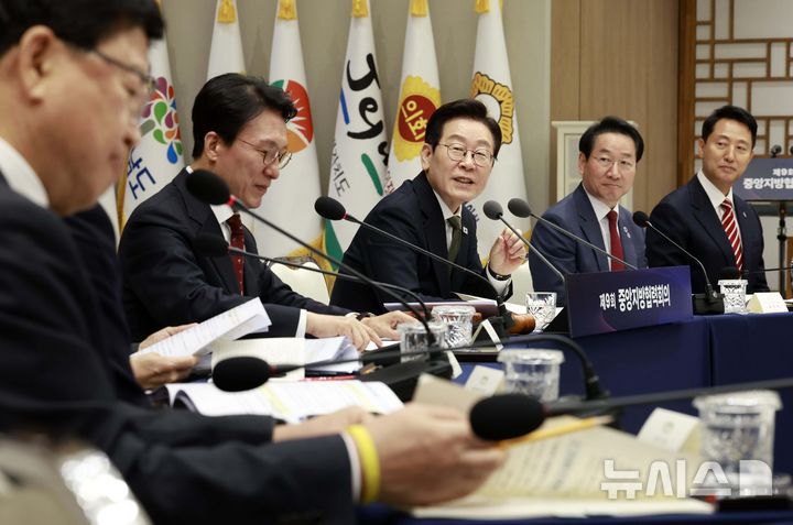 [서울=뉴시스] 최동준 기자 = 이재명 대통령이 12일 서울 용산 대통령실 청사에서 열린 중앙지방협력회의에서 발언하고 있다. 2025.11.12. photocdj@newsis.com