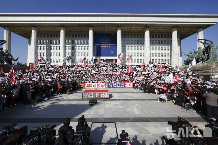 [서울=뉴시스] 김근수 기자 = 장동혁 국민의힘 당대표를 비롯한 원내 지도부와 당원들이 12일 서울 여의도 국회의사당 본관 앞 중앙계단에서 열린 대장동 일당 7400억 국고 환수 및 검찰 항소포기 외압 규탄대회에서 구호를 외치고 있다. 2025.11.12. ks@newsis.com