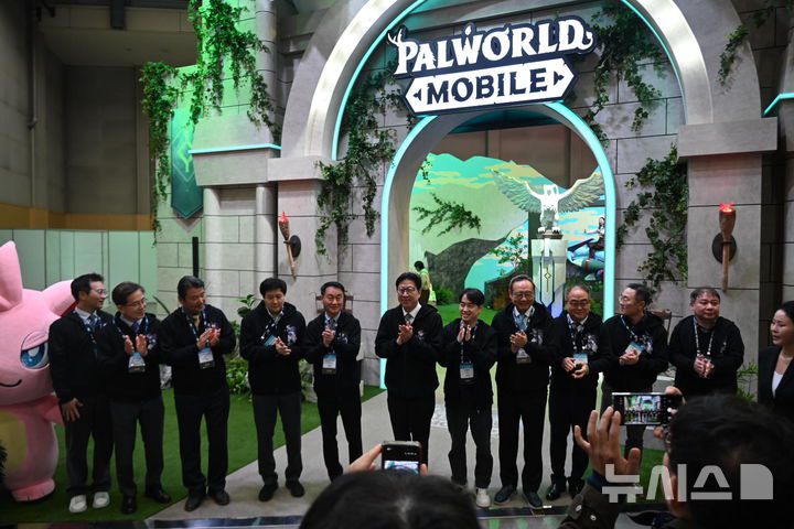 [부산=뉴시스] 윤정민 기자 = 13일 오전 부산 벡스코에서 게임 전시회 '지스타 2025' 개막식이 열렸다. 주요 내빈이 크래프톤 '팰월드 모바일' 부스 앞에서 기념 촬영을 하고 있다. 2025.11.13. alpaca@newsis.com