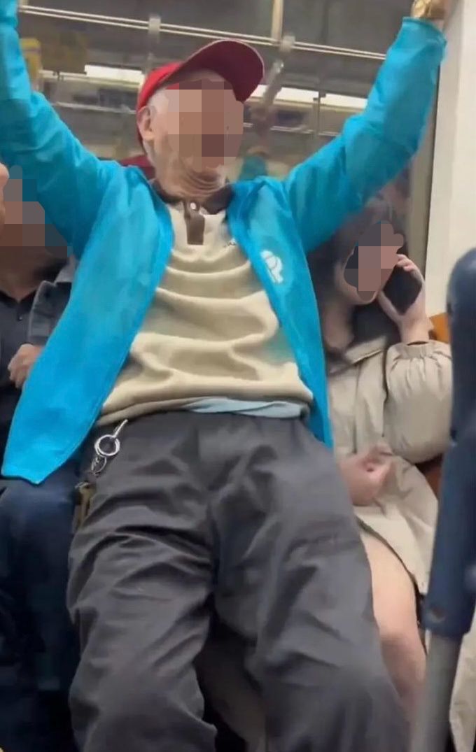 [뉴시스] 중국 지하철에서 한 노인이 여성 승객의 다리 위에 강제로 앉아 있다. (사진=웨이보 캡처) *재판매 및 DB 금지