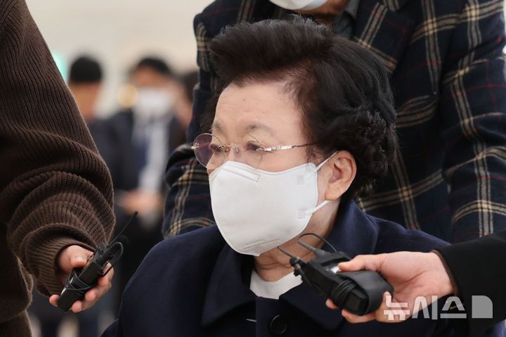 [서울=뉴시스] 권창회 기자 = 이배용 전 국가교육위원장이 지난달 13일 오전 서울 종로구 KT광화문빌딩 웨스트에 마련된 김건희 여사 관련 의혹을 수사하는 민중기 특별검사 사무실에 참고인 신분으로 출석하고 있다. 2025.11.13. kch0523@newsis.com