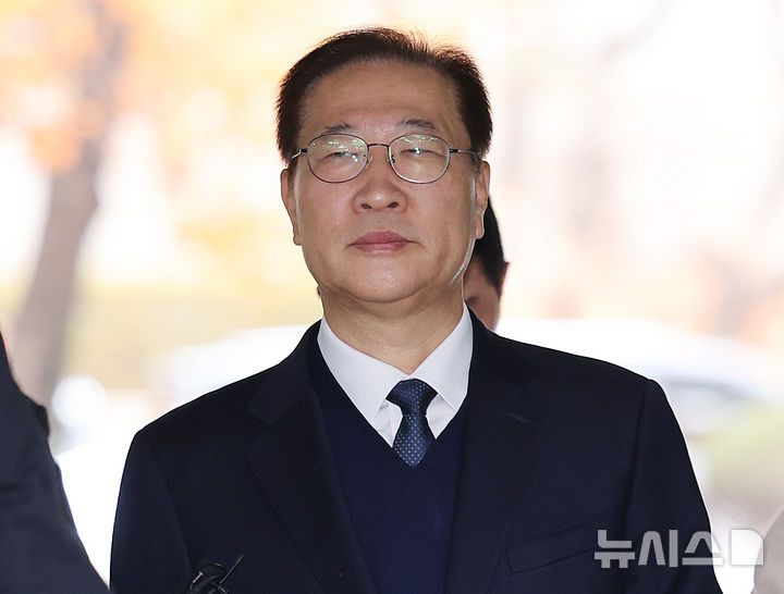 [서울=뉴시스] 이영환 기자 = 내란중요임무종사, 직권남용권리행사방해 혐의를 받고 있는 박성재 전 법무부 장관이 13일 오전 서울 서초구 서울중앙지방법원에서 열린 구속 전 피의자 심문(영장실질심사)에 출석하고 있다. 2025.11.13. 20hwan@newsis.com