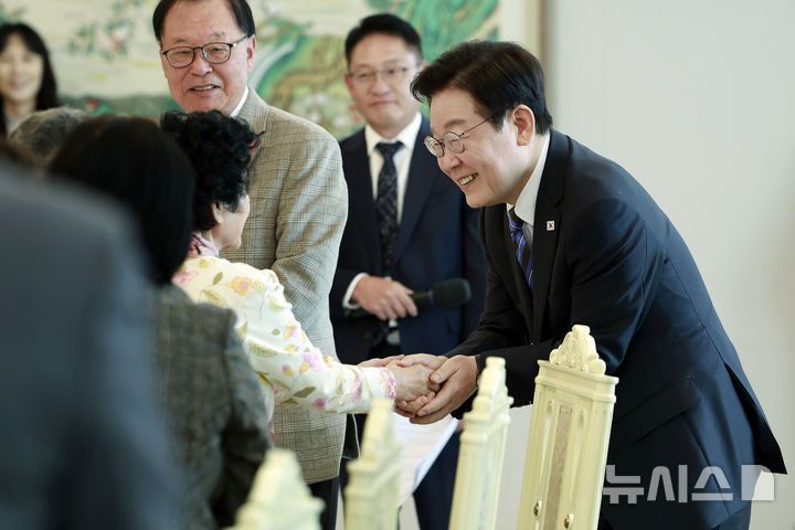 [서울=뉴시스] 최동준 기자 = 이재명 대통령이 13일 서울 용산 대통령실 청사에서 열린 민주화실천가족운동협의회 초청 오찬 간담회에서 참석자들과 인사하고 있다. 2025.11.13. photocdj@newsis.com