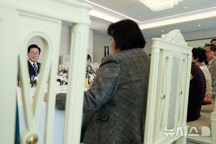 [서울=뉴시스] 최동준 기자 = 이재명 대통령이 13일 서울 용산 대통령실 청사에서 열린 민주화실천가족운동협의회 초청 오찬 간담회에서 조순덕 상임의장 인사말을 듣고 있다. 2025.11.13. photocdj@newsis.com